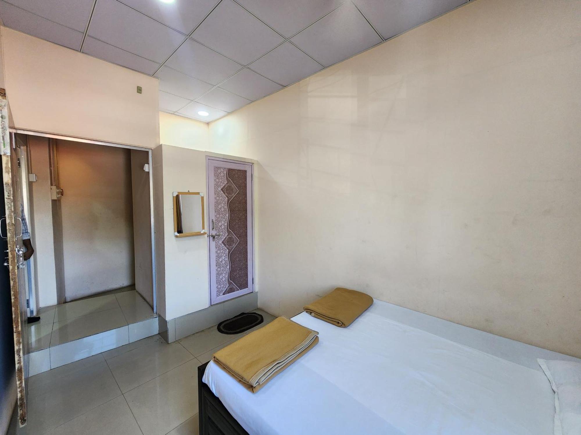 Hotel Diamond Ac Dormitory And Guest House Surat Dış mekan fotoğraf
